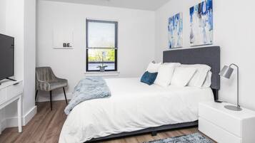 2 slaapkamers, een bureau, een strijkplank/strijkijzer, reisbedje