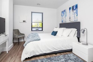 2 chambres, bureau, fer et planche à repasser, lit parapluie