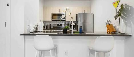 Frigorífico, microondas, horno y placa de cocina