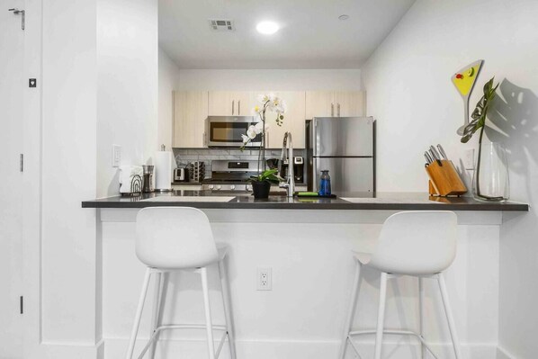 Réfrigérateur, micro-ondes, four, plaque de cuisson