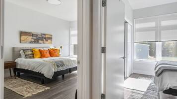 2 slaapkamers, een bureau, een strijkplank/strijkijzer, reisbedje