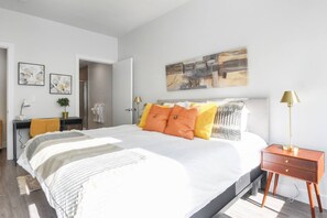 2 slaapkamers, een bureau, een strijkplank/strijkijzer, reisbedje