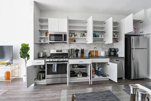 Kylskåp, mikrovågsugn, ugn och spishäll