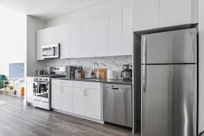 Frigorífico, microondas, horno y placa de cocina