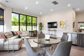 TV - Iconic! 2BR Kind bed! 40 MIN NYC (East orange)