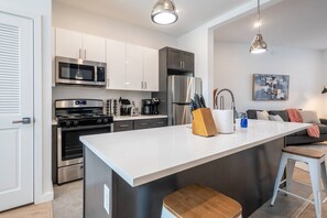 Fridge, microwave, oven, stovetop - Sleek ! 1BR King ! 30 min to NYC (newark)