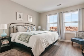 1 bedroom, iron/ironing board, WiFi, bed sheets - ⭐️Chic 1 BR Great Location!⭐️King Bed!⭐️FREE Parking! (newark)