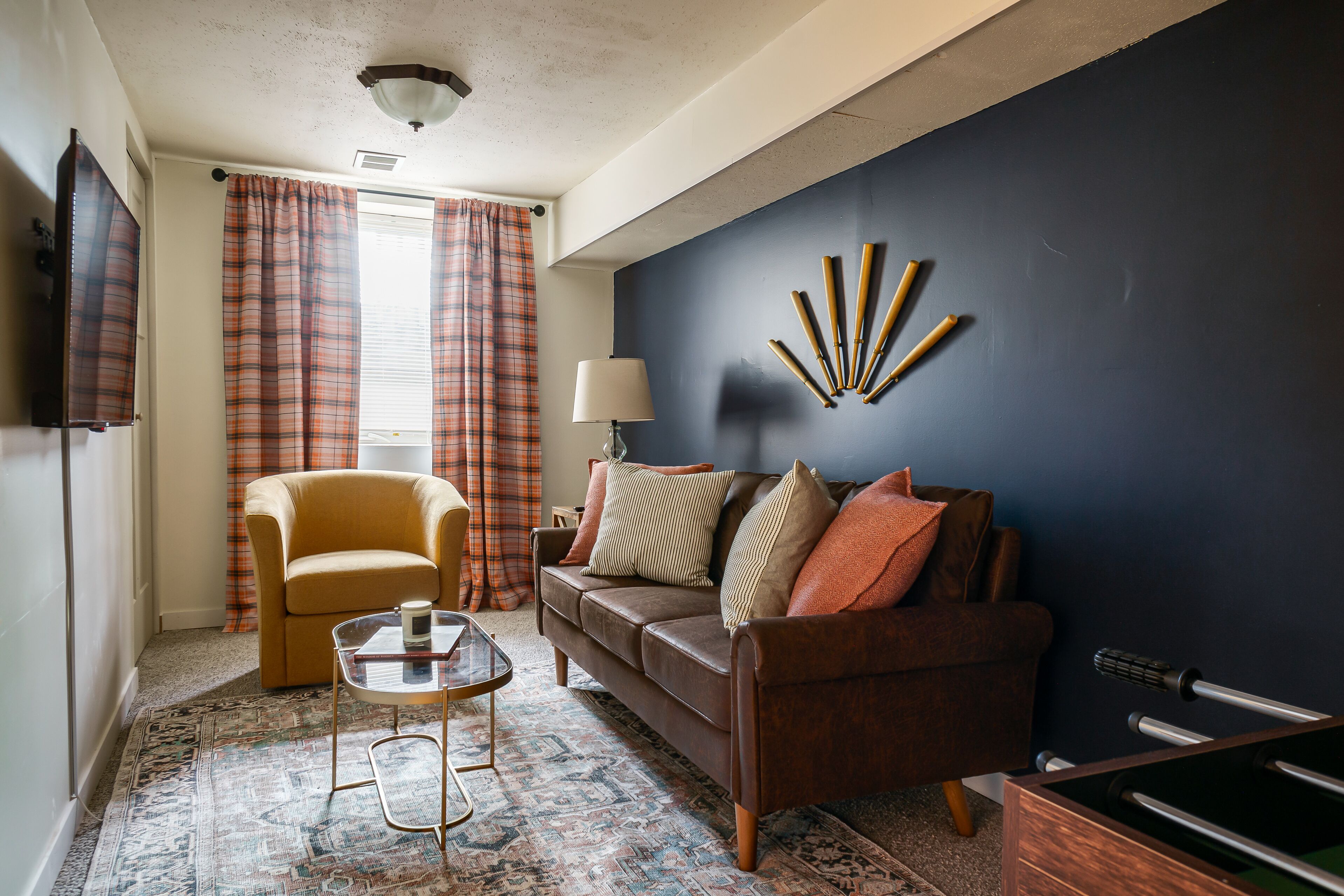 Een smart-tv, tafelvoetbal, een tafeltennistafel en boeken