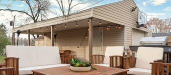 12-mins walk to ND: BBQ - Old Money Sports Glam. Pet Friendly!