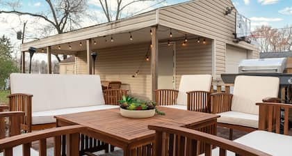 12-mins walk to ND: BBQ - Old Money Sports Glam. Pet Friendly!