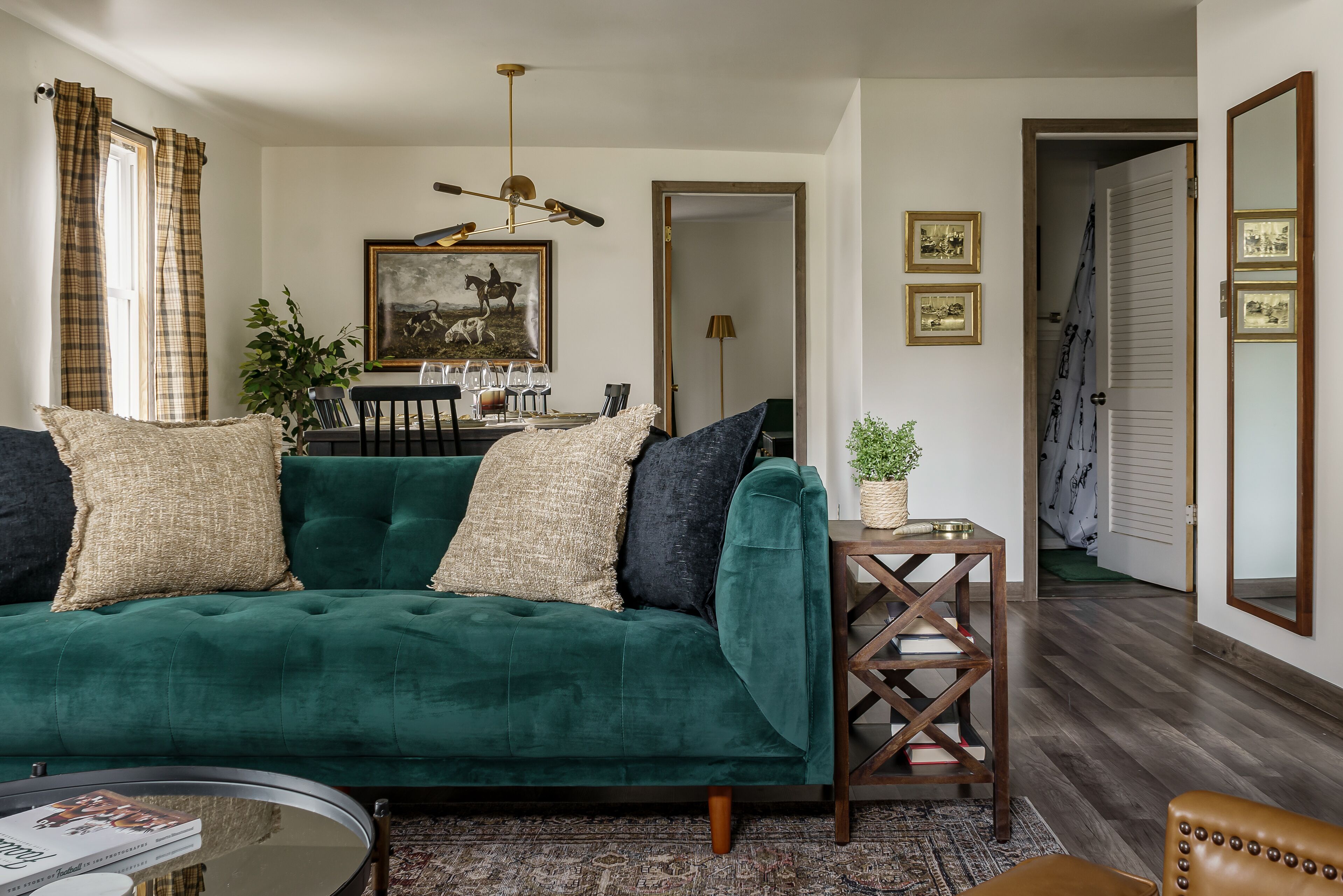 Älytelevisio, pöytäjalkapallopöytä, pöytätennispöytä, kirjoja