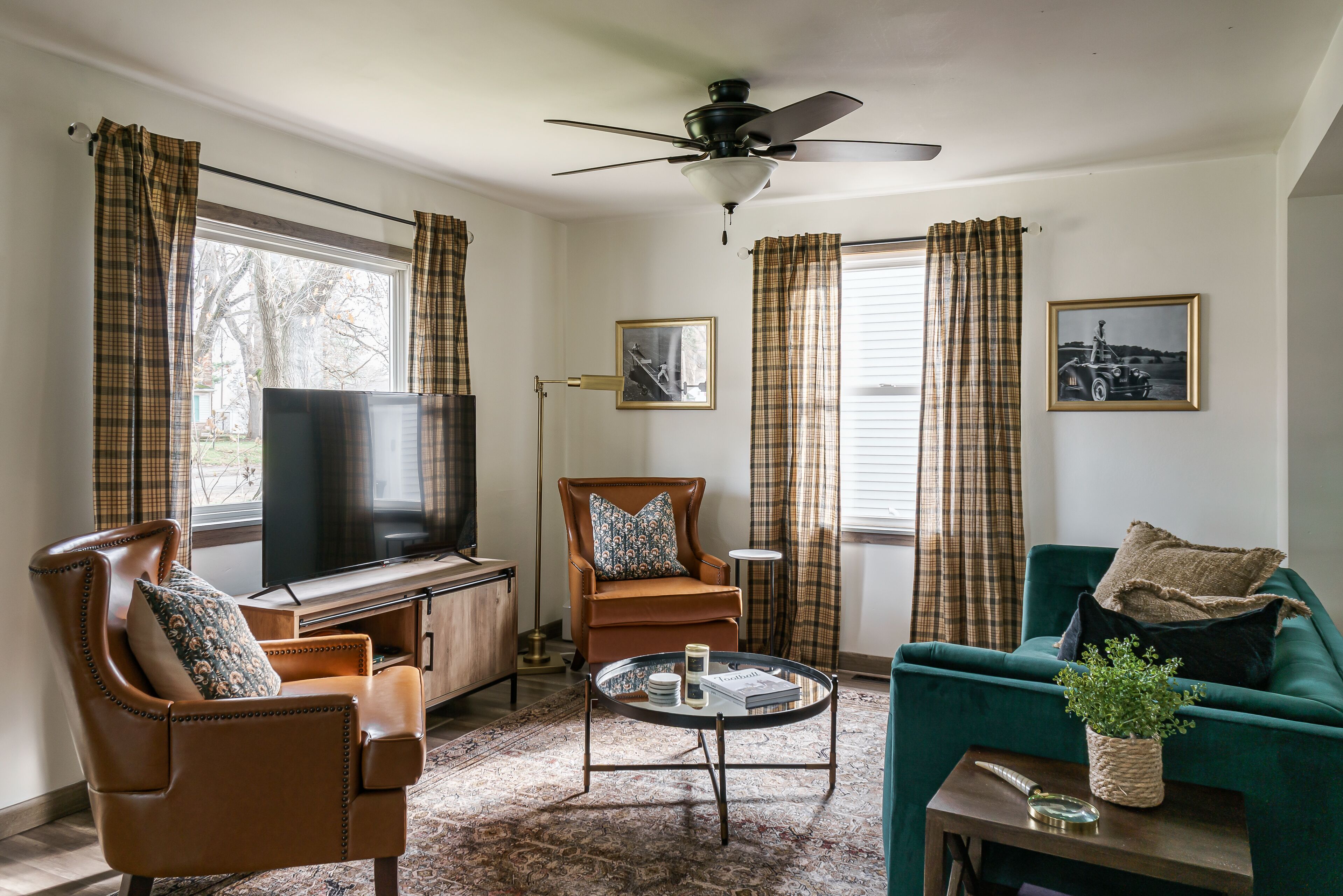 Een smart-tv, tafelvoetbal, een tafeltennistafel en boeken