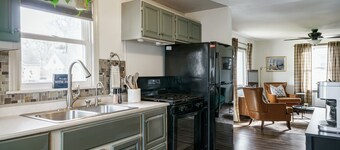 12-mins walk to ND: BBQ - Old Money Sports Glam. Pet Friendly!