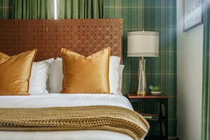 4 bedrooms, desk, free WiFi, bed sheets - 12-mins walk to ND: BBQ - Old Money Sports Glam. Pet Friendly! (South Bend)