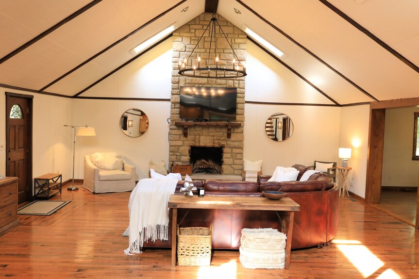 Luxury Wooded Hilltop Hocking Hills Villa Lodge! - オハイオ州
