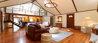 LUXURY Wooded Hilltop Hocking Hills Villa Lodge!