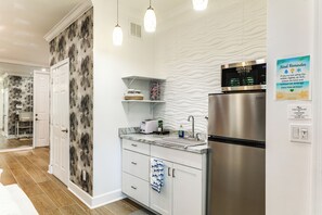 Kjøleskap, mikrobølgeovn, kaffetrakter/tekoker og brødrister