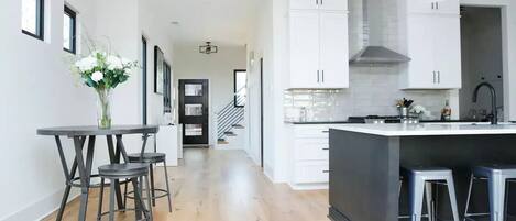 Mikrowelle, Herdplatte, Geschirrspüler