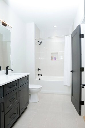 Dusj, hårføner, håndklær og toalettpapir