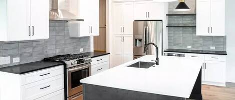 Mikrobølgeovn, kogeplade, opvaskemaskine, kaffe-/temaskine