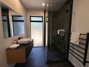 Hair dryer, towels - Highland Holiday Retreat (Twizel)