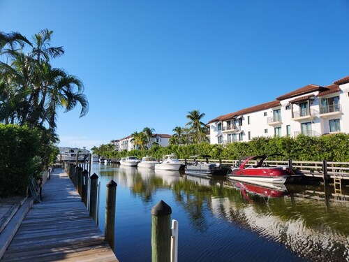 2 Bedroom / 2 Bathroom Vacation Rental, Close to Downtown Naples 5th Ave, Beach