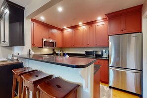 Kjøleskap, ovn, kokeplater og oppvaskmaskin