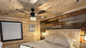 Signature Cabin | 5 bedrooms, iron/ironing board, WiFi (free) - 5 Bedrooms Pool Theater Arcade Firepit (Sevierville)