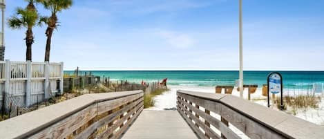 På stranden og solsenger