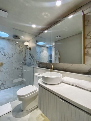 Executive Apartment | Bilik Mandi | Pancuran mandi, pengering rambut, lantai dipanaskan, tuala disediakan 