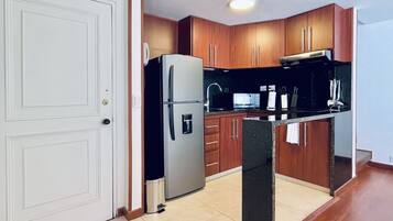 Club Apartment | Private kitchen | Fridge, microwave, oven, blender