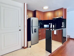 Club Apartment | Private kitchen | Fridge, microwave, oven, blender