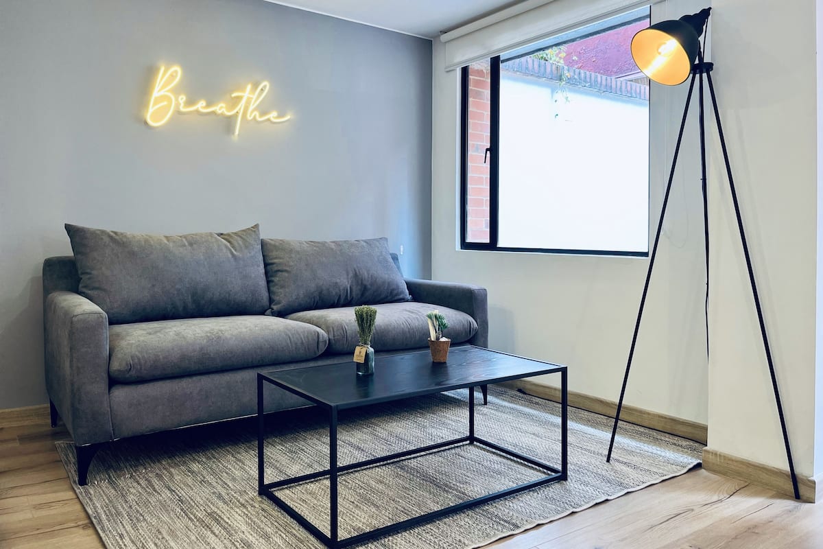Apartamento elite | Área de estar | Smart TV 40 polegadas com canais a cabo