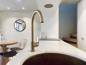 Executive Apartment | Private kitchen | Fridge, microwave, oven, blender