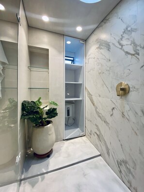 Executive Apartment | Bathroom | Shower, hair dryer, heated floors, towels - Palace by Wynwood House (Bogotá)