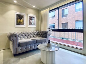 Executive Apartment | Living area | 40-inch Smart TV with cable channels - Palace by Wynwood House (Bogotá)