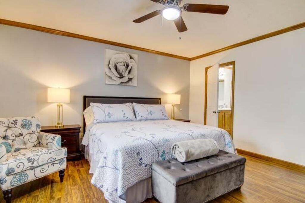 5 Schlafzimmer, Zimmersafe, Schreibtisch, Bügeleisen/Bügelbrett