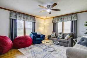 Smart-TV, Kamin, Tischtennisplatte, Bücher