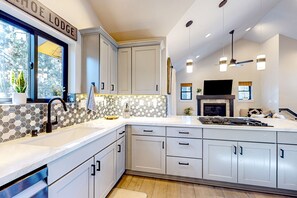 Kylskåp, mikrovågsugn, ugn och spishäll