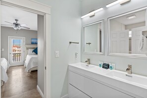 Douche, séchoir à cheveux, serviettes fournies, savon
