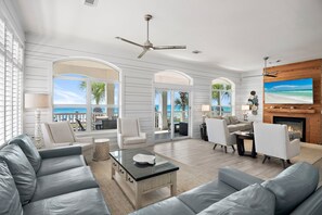 Smart-tv, tv-spel, dvd-spelare och en stereo