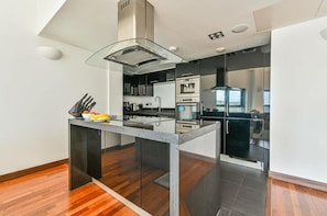Fridge, microwave, oven, stovetop - Stunning 3-bed Penthouse on the Thames in London (London)