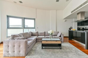 Living area - Stunning 3-bed Penthouse on the Thames in London (London)