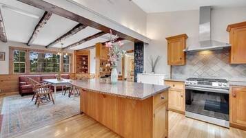 Frigorifero, microonde, forno, lavastoviglie