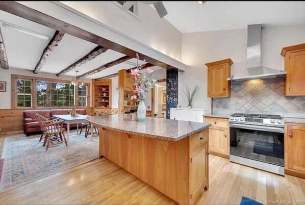 Réfrigérateur, four à micro-ondes, un four, lave-vaisselle