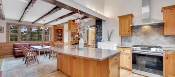 Colonial yellowhouse