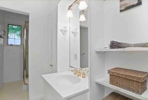 Toallas, jabón, shampoo, papel de baño 