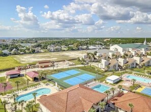 Exterior - Ask about “Last minute specials”! Beach house close to all of the best places! (Panama City Beach)