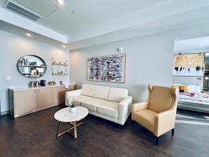 Luxury Presidential Suite, 1 King Bed | 客厅 | 65-英寸纯平电视（配备卫星频道）、Netflix、流媒体服务