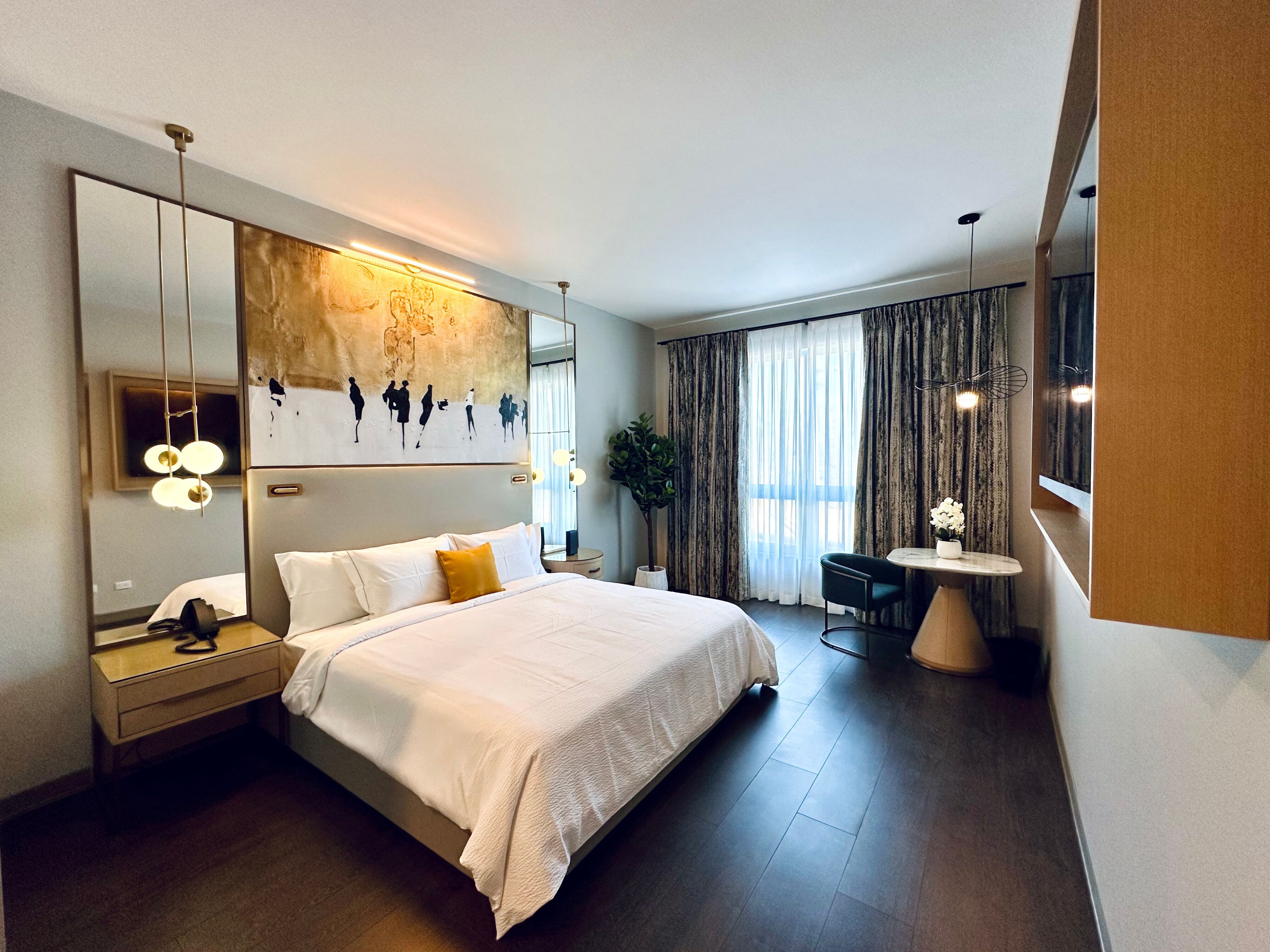 Luxe beddengoed, een minibar, een kluis op de kamer